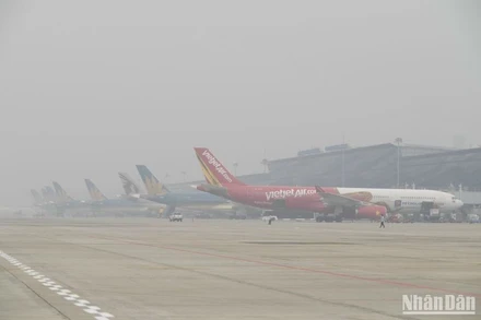 Do sương mù dày đặc, 1 chuyến bay chở hàng KJ511 từ Incheon (Hàn Quốc) về Hà Nội buộc phải chuyển hướng hạ cánh xuống sân bay Đà Nẵng.