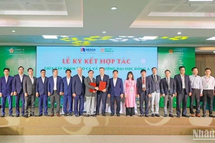 Tập đoàn Đèo Cả và Trường đại học Đông Á ký thỏa thuận hợp tác về đào tạo, cung ứng nguồn nhân lực, cụ thể hóa việc thành lập Viện Đào tạo thực hành Đèo Cả.