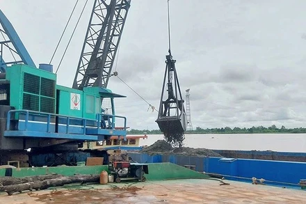 Khai thác cát phục vụ thi công đường cao tốc Cần Thơ-Cà Mau.