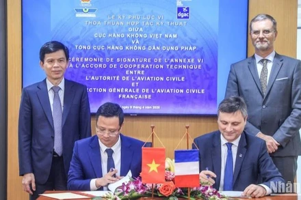Đại diện Cục Hàng không Việt Nam và Tổng cục Hàng không dân dụng Pháp ký Phụ lục VI của Thỏa thuận hợp tác kỹ thuật.