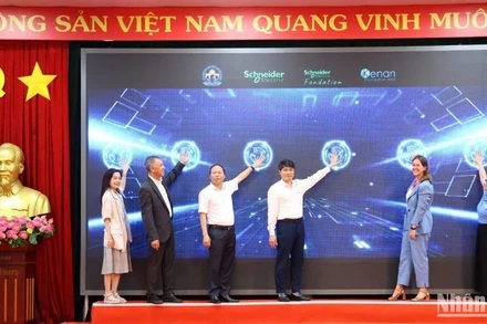 Các đại biểu nhấn nút khởi động Dự án “Vì một hành tinh xanh và Giáo dục AI- Kiến tạo tương lai”.