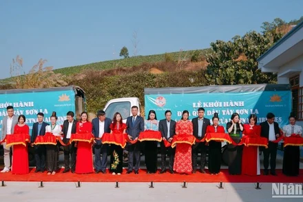 Lễ khởi hành đưa quả dâu tây Sơn La trên các chuyến bay của Vietnam Airlines.