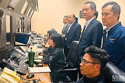 Lãnh đạo Công ty Quản lý bay miền bắc trực tiếp chỉ đạo công tác chuyển đổi khai thác tại Trung tâm Kiểm soát tiếp cận-Tại sân Nội Bài.