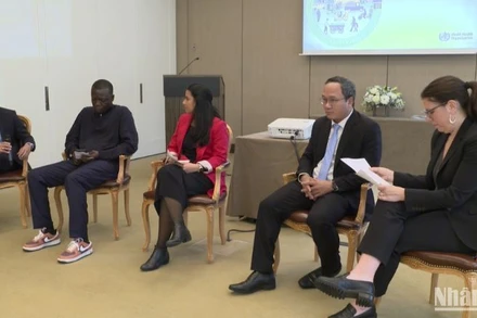 TS Khuất Việt Hùng, Phó Chủ tịch chuyên trách Ủy ban An toàn giao thông quốc gia (thứ 2 từ phải sang) tham dự hội nghị của Liên hợp quốc về an toàn giao thông.