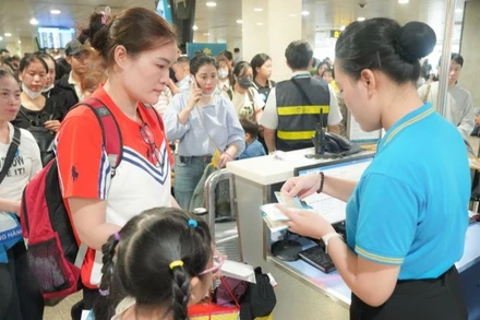 Hành khách làm thủ tục hàng không trong dịp cao điểm Tết.