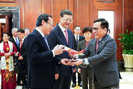 Bí thư Thành uỷ Thành phố Thượng Hải Trần Cát Ninh và Bí thư Thành uỷ Thành phố Hồ Chí Minh Nguyễn Văn Nên chúc mừng đường bay mới của Vietjet.