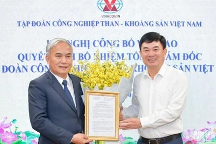 Đồng chí Ngô Hoàng Ngân (áo trắng bên phải), Bí thư Đảng ủy, Chủ tịch Hội đồng thành viên Tập đoàn Công nghiệp Than-Khoáng sản Việt Nam (TKV) trao quyết định bổ nhiệm chức vụ Tổng Giám đốc Tập đoàn cho đồng chí Vũ Anh Tuấn.