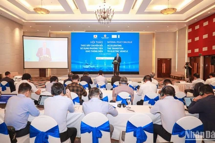 Các đại biểu tham dự hội thảo về xe điện.