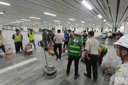 Các nhà thầu huy động lực lượng, tranh thủ thi công lát nền đá nhà ga T3 Tân Sơn Nhất trong điều kiện ban đêm, khi các chuyến bay ngừng hoạt động.