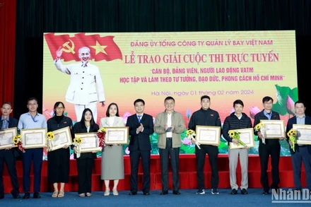 Trao phần thưởng cho các đơn vị, cá nhân xuất sắc đoạt giải cuộc thi.