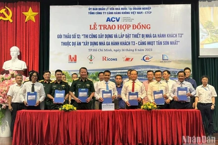 Lễ trao hợp đồng gói thầu thi công xây dựng, lắp đặt thiết bị Nhà ga T3 Tân Sơn Nhất.