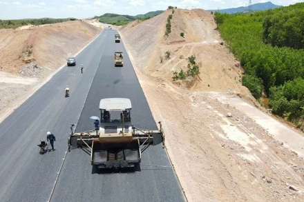 Thảm những mét bê-tông nhựa cuối cùng ở dự án đường cao tốc đoạn Bùng-Vạn Ninh thông xe, trước khi đưa vào khai thác tuyến chính dịp 30/4.