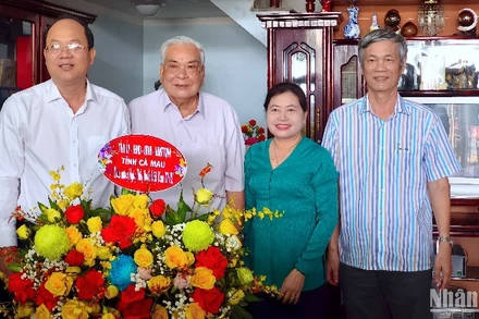 Bí thư Tỉnh ủy Cà Mau Nguyễn Hồ Hải (bìa trái) chụp hình lưu niệm cùng gia đình Bác sĩ, Thầy thuốc Nhân dân Trương Minh Thắng, nguyên Giám đốc Sở Y tế Cà Mau.