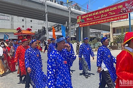 Đoàn nghinh Ông diễu hành qua thị trấn Sông Đốc.