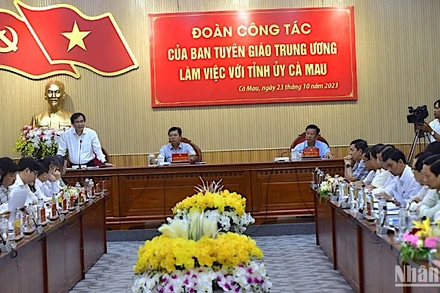 Phó Trưởng Ban Tuyên giáo Trung ương Phan Xuân Thủy (bìa trái, đứng) phát biểu tại buổi làm việc với Tỉnh ủy Cà Mau.