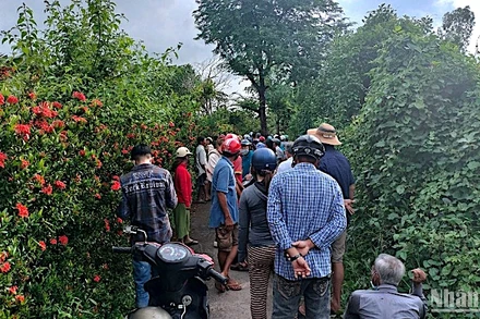 Người dân ở ấp Láng Cùng (xã Thạnh Phú) đến chia buồn và phụ giúp lo hậu sự cho gia đình các nạn nhân bị sát hại.