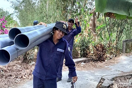 Vận chuyển ống về mở rộng đường ống cấp nước cho người dân vùng nông thôn Cà Mau. Tỉnh này hiện còn hơn 2.600 hộ bị thiếu nước sinh hoạt trong mùa khô 2024.