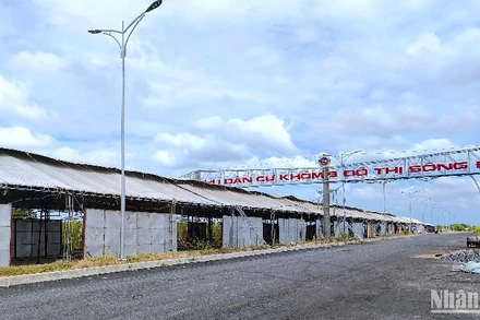 Khu vực tổ chức hội chợ nằm trên trục đường chính vào một khu dân cư tại Sông Đốc vắng tanh vì chưa có hàng hóa trưng bày.