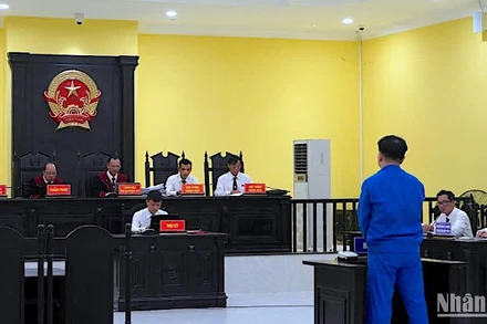 Phiên tòa xét xử sơ thẩm vụ án lừa đảo chiếm đoạt tài sản đối với bị cáo Lâm Hoàng Ngân.