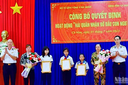 Bộ Tư lệnh Vùng 5 Hải quân trao hỗ trợ trao hỗ trợ bước đầu cho con em gia đình ngư dân được nhận đỡ đầu. 