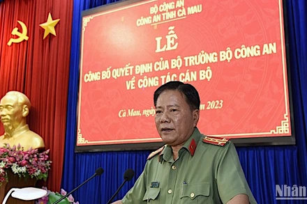 Đại tá Phạm Thành Sỹ, Giám đốc Công an tỉnh Cà Mau công bố Quyết định của Bộ trưởng Công an bổ nhiệm Thượng tá Lê Tấn Vinh đảm nhận chức Phó Giám đốc Công an tỉnh Cà Mau.