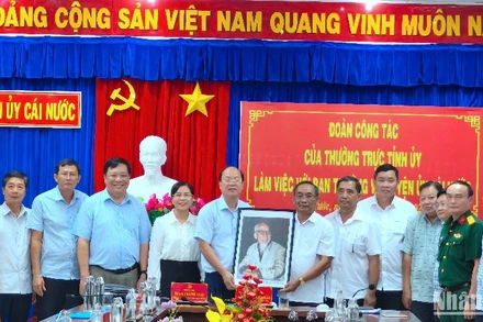 Lãnh đạo Tỉnh ủy, Ủy ban nhân dân tỉnh Cà Mau tặng tranh cho tập thể huyện Cái Nước nhân chuyến làm việc.