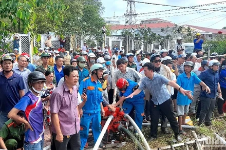 Chính quyền địa phương huy động lực lượng giúp dân chữa cháy vào sáng 28/3