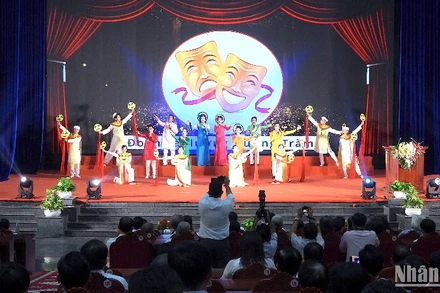 Văn nghệ chào mừng họp mặt văn nghệ sĩ, trí thức trên địa bàn tỉnh Cà Mau vào chiều 12/2.