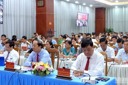 Đảng viên tại đầu cầu tỉnh Cà Mau tham gia học tập chuyên đề làm theo gương Bác năm 2025.