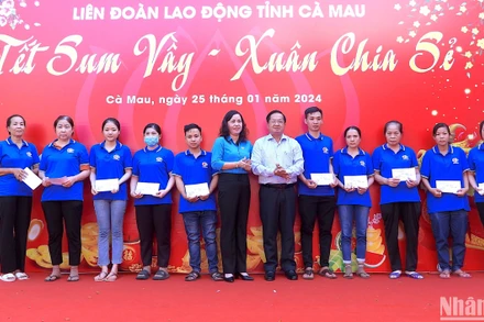 Đại diện lãnh đạo tỉnh Cà Mau và Liên đoàn Lao động tỉnh trao quà tặng Tết cho đoàn viên, người lao động có hoàn cảnh khó khăn.