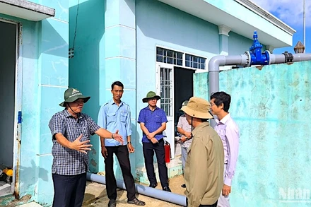 Chủ tịch Ủy ban nhân dân tỉnh Cà Mau (bìa trái) kiểm tra vận hành Trạm cấp nước liên xã Tân Bằng-Biển Bạch (huyện Thới Bình), cung cấp nước sinh hoạt cho khoảng 2.000 hộ dân trong vùng. 