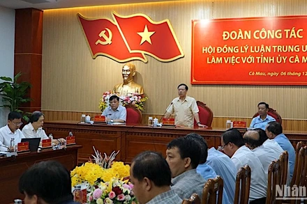 Phó Giáo sư, Tiến sĩ Phạm Văn Linh (đứng) phát biểu tại buổi làm việc với Tỉnh uỷ Cà Mau.