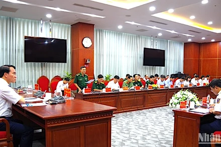 Đại diện Bộ đội Biên phòng Cà Mau báo cáo với đoàn kiểm tra.