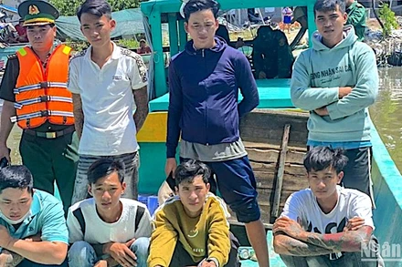 Nhóm đối tượng dùng hung khí nguy hiểm trên biển vừa bị Bộ đội Biên phòng Cà Mau truy bắt.