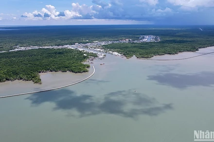 Một khu vực kè ven biển Đông thuộc xã Đất Mũi (huyện Ngọc Hiển, tỉnh Cà Mau) giúp bảo vệ, ứng phó với biến đổi khí hậu.