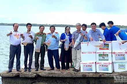 Hoạt động thả giống tái tạo nguồn lợi thủy sản tại Cà Mau vào sáng 1/4.