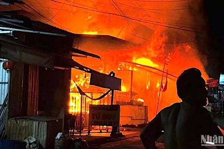 Khói lửa ngùn ngụt vào khuya 6/10 tại khu vực kinh doanh vùng ven biển thuộc ấp Đá Bạc của xã Khánh Bình Tây.