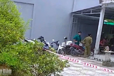 Lực lượng chức năng phong tỏa hiện trường để làm rõ nguyên nhân vụ cướp vào hôm xảy ra vụ việc.