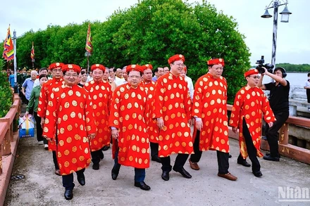 Đoàn lãnh đạo tỉnh Cà Mau di chuyển vào khu vực Đền Đức Quốc Tổ Lạc Long Quân.