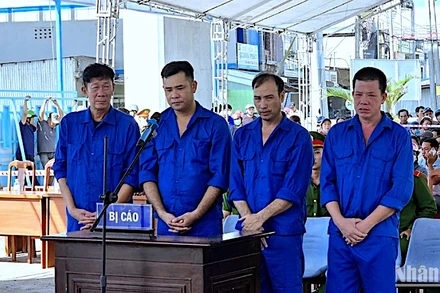 4 bị cáo bị truy tố về hành vi tổ chức, môi giới cho người khác trốn đi nước ngoài trái phép nghe Tòa tuyên án.