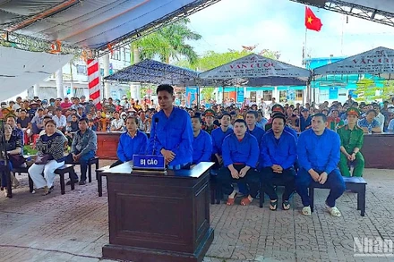 Bị cáo Trương Văn Sang (đứng) chịu hành phạt nặng nhất với tội danh “Gây rối loạn hoạt động của phương tiện điện tử”.