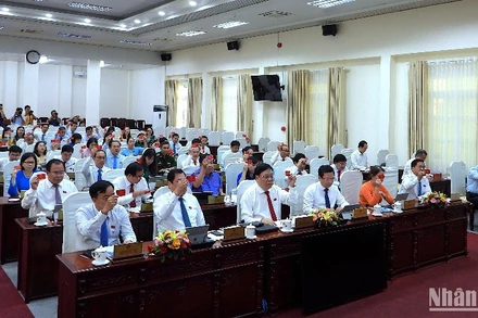 Hội đồng nhân dân tỉnh Cà Mau biểu quyết thông qua 4 nghị quyết phục vụ giải quyết những vấn đề cấp bách tại địa phương.