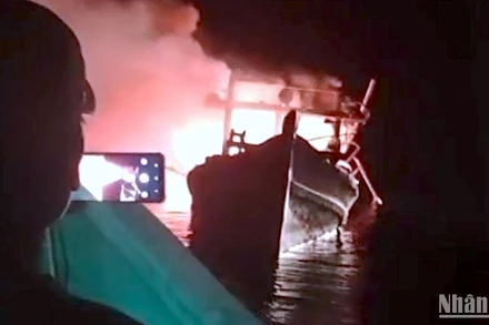 Hiện trường một tàu cá bị ném bom xăng tự chế làm cháy giữa biển trong quá trình khai thác hải sản trên biển.