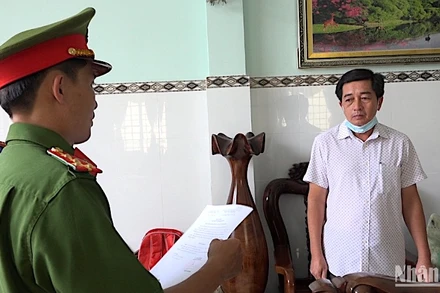 Cơ quan điều tra đọc lệnh bắt tạm giam ông Lê Ngọc Định, nguyên Trưởng phòng Kế hoạch-Tài chính thuộc Sở Y tế tỉnh Cà Mau vào tháng 7/2022. 