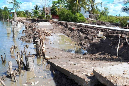 Mặt đường bê-tông gần cống So Đủa trên địa bàn xã Việt Thắng bị sụp lún, hư hỏng.