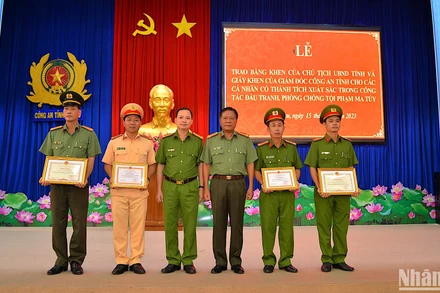 Ban Giám đốc Công an tỉnh Cà Mau trao Bằng khen của Chủ tịch Uỷ ban nhân dân tỉnh và Giấy khen của Giám đốc Công an Cà Mau cho các cá nhân có thành tích xuất sắc triệt phá án về ma tuý. 