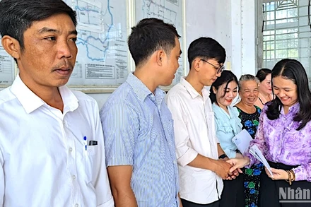 Trao quà Tết của Báo Nhân Dân và nhà tài trợ cho người dân xã Tạ An Khương Nam (huyện Đầm Dơi, tỉnh Cà Mau).