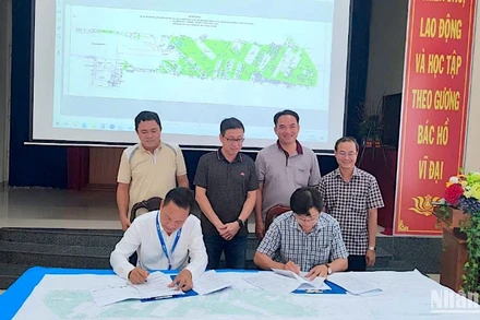 Đại diện chính quyền thành phố Cà Mau và Cảng Hàng không Cà Mau (đại diện ACV) ký nhận bàn giao mặt bằng thực hiện Dự án nâng cấp, mở rộng Cảng Hàng không Cà Mau.