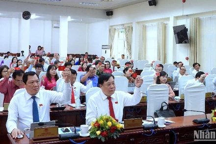 Hội đồng nhân dân tỉnh Cà Mau biểu quyết thông qua 12 nghị quyết tại kỳ họp chuyên đề chiều 21/2.