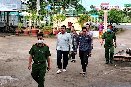 Nhóm bị can hành hạ người khác bị lực lượng Công an áp giải để đưa ra xét xử trước tòa. 